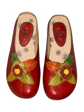 Via Veneto Red Leather Floral Applique Slip on Sz 9